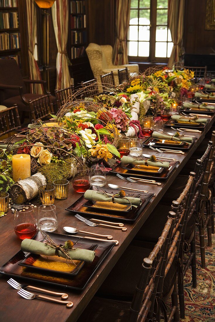 Gedeckter Tisch für Thanksgiving mit Herbstdekoration