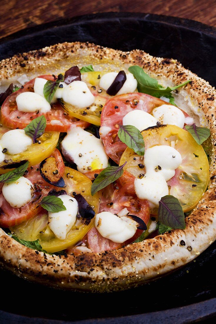 Pizza mit Heirloom Tomaten, Ziegenkäse und Basilikum