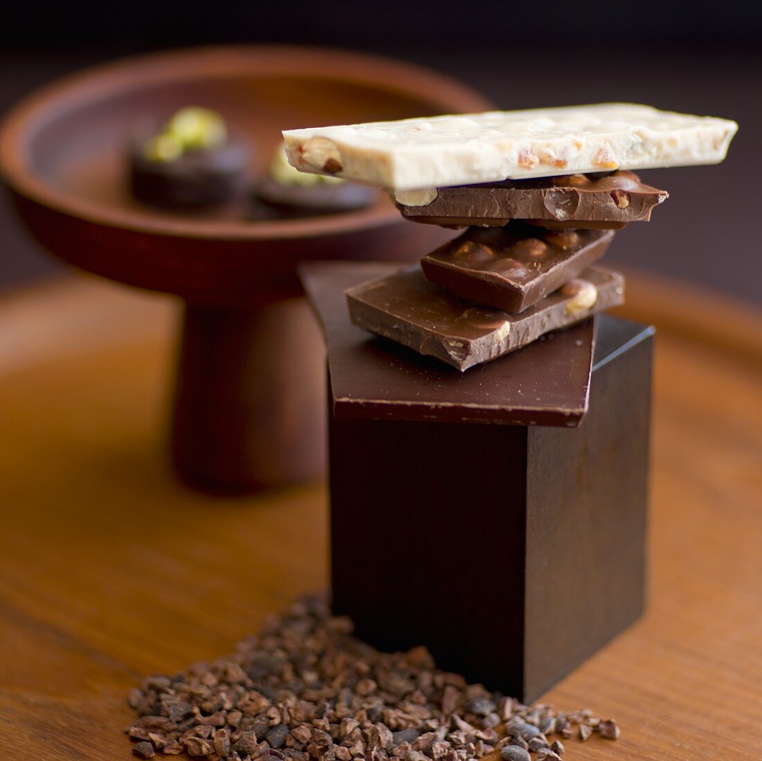 Verschiedene Schokoladen und Kakaobohnenstückchen