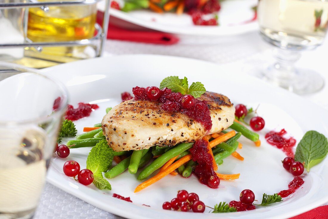 Gegrillte Hähnchenbrust auf Gemüse mit Johannisbeeren, Minze