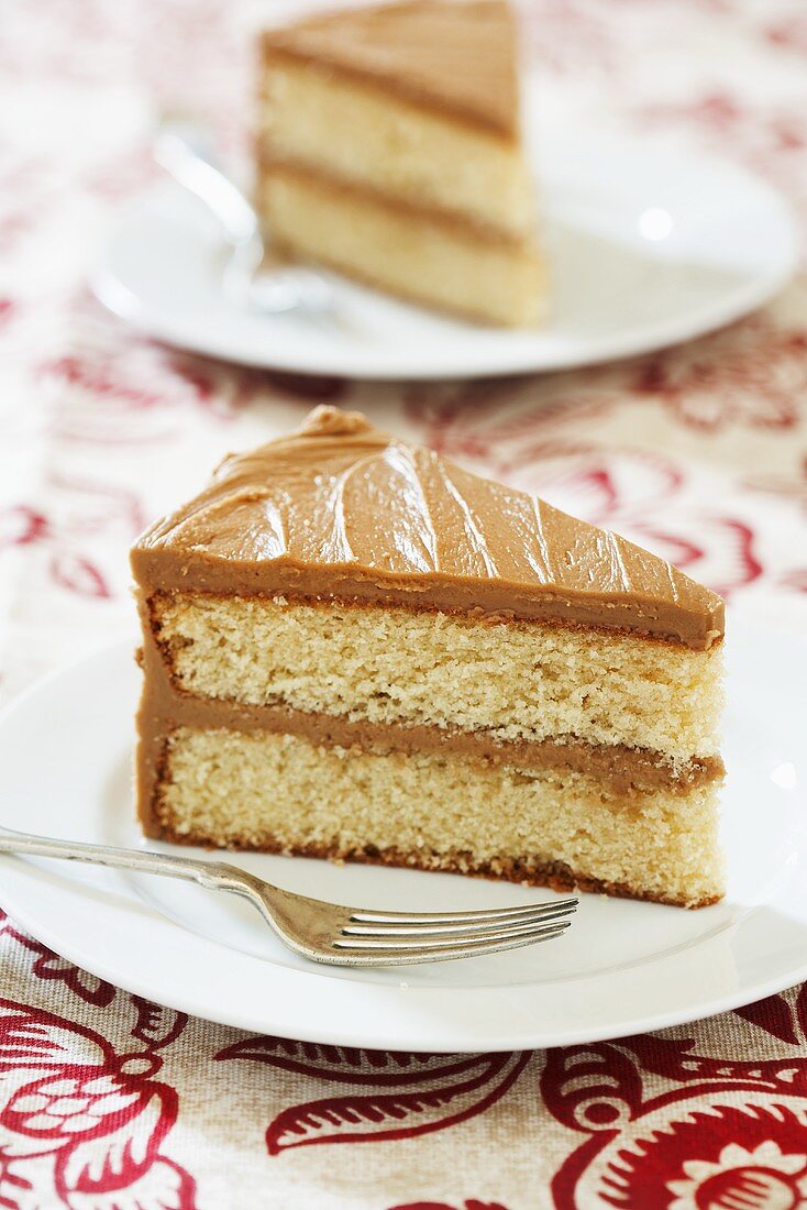 Stück Biskuittorte mit Karamellcreme