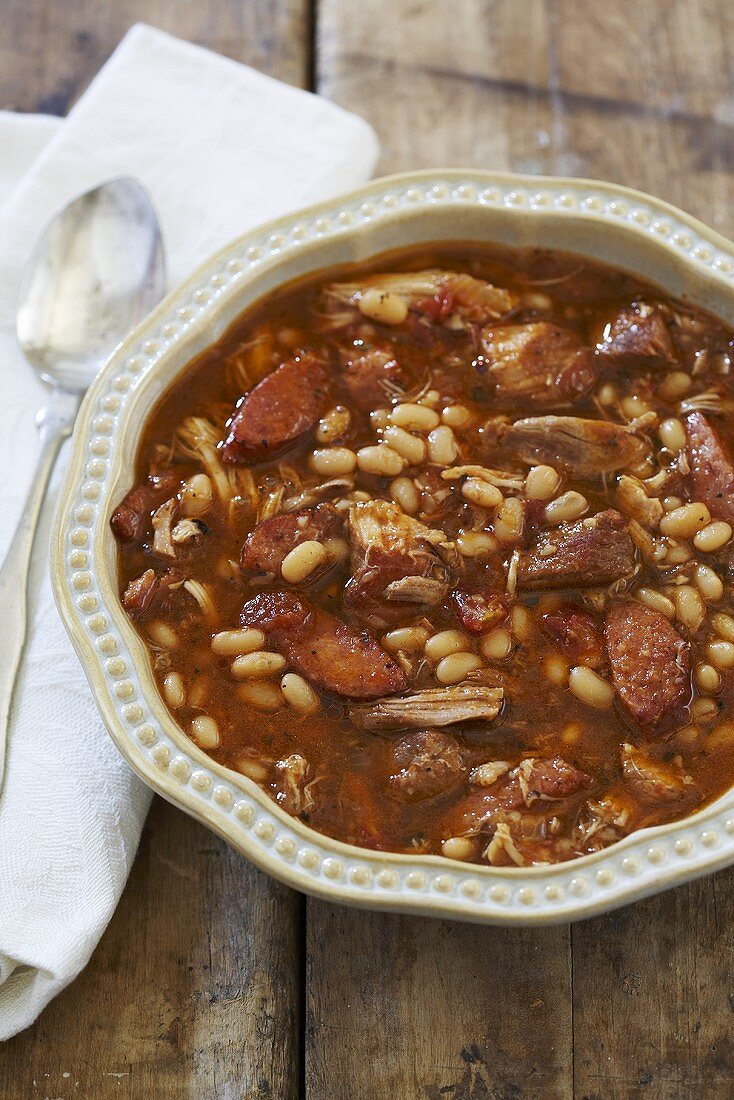 Bohneneintopf mit Schweinefleisch und Wurst