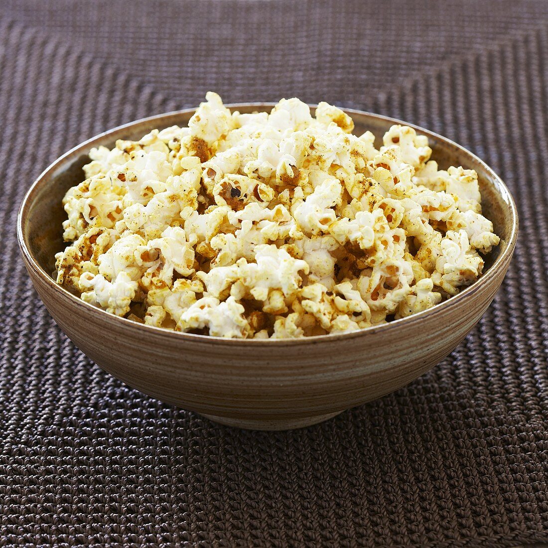 Popcorn mit Butter, Kräutern und Knoblauch