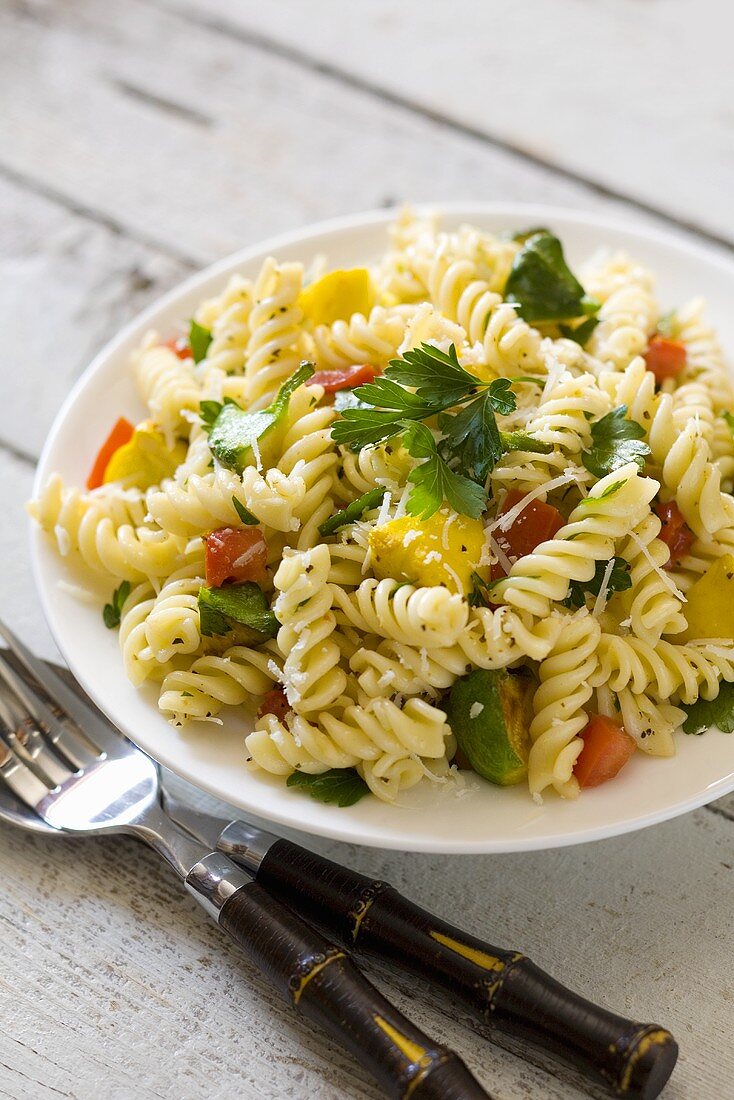 Rotini mit Sommergemüse (Zucchini, Tomaten)