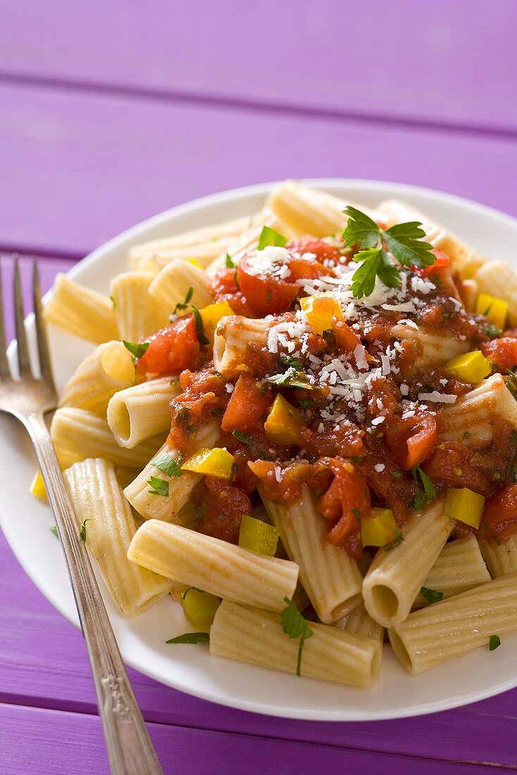 Vollkornrigatoni mit würfeliger Tomatensauce