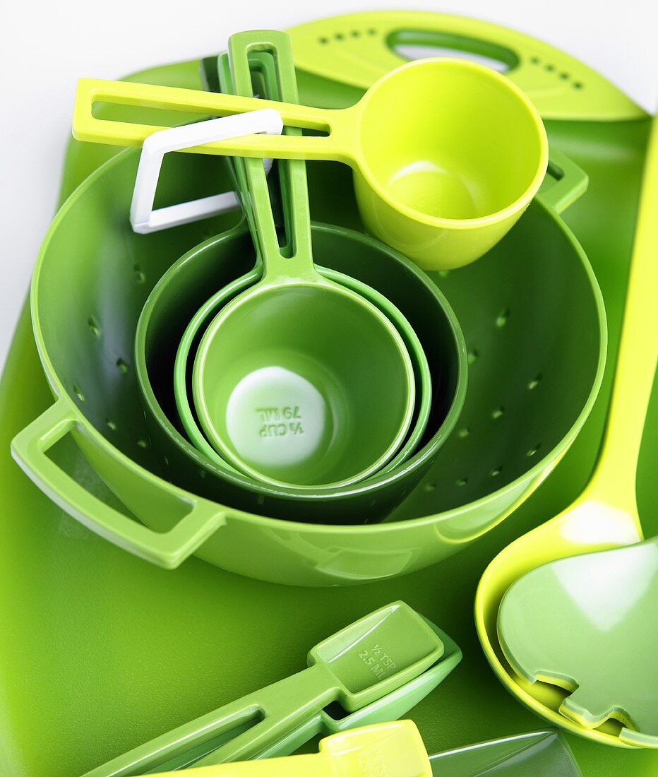 Verschiedene grüne Küchenutensilien aus Plastik
