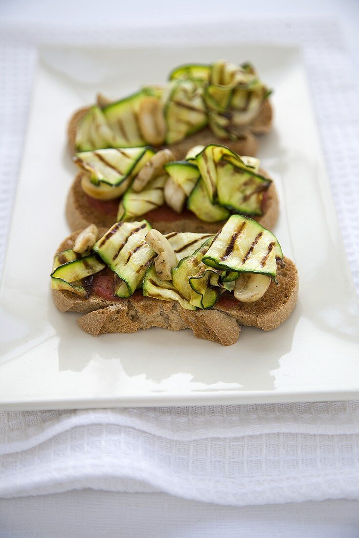 Crostini mit gegrillten Zucchini