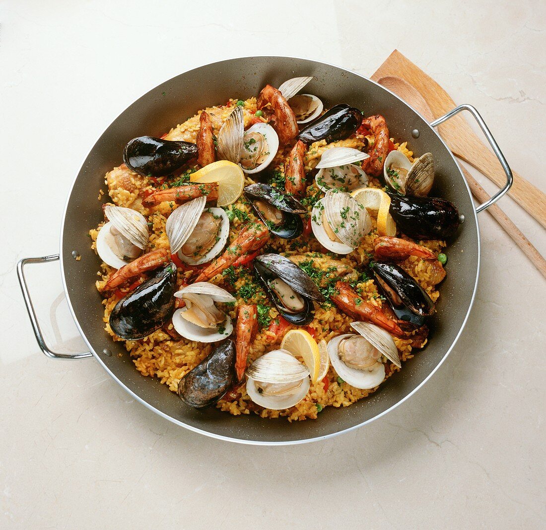 Paella mit Muscheln und Garnelen