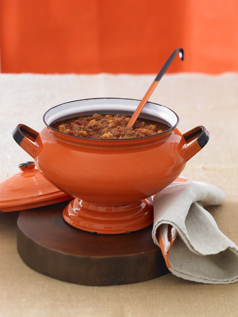 Chili con Carne in orangefarbener Suppenterrine