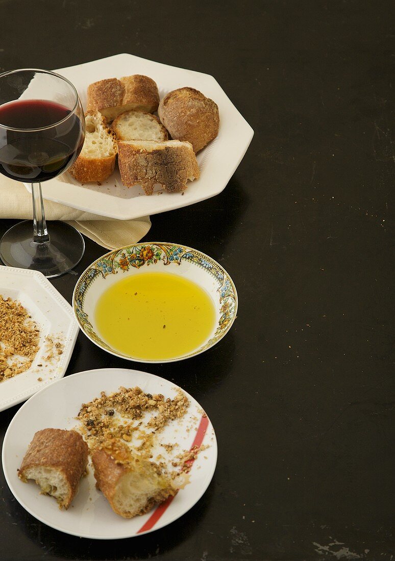 Gehackte Nüsse, Brot, Olivenöl und Wein