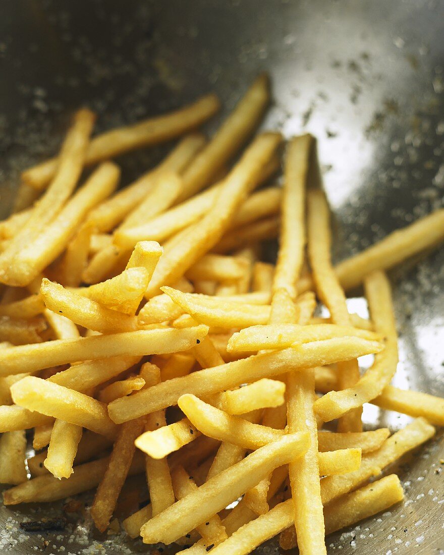 Gesalzene Pommes Frites in der Metallschüssel