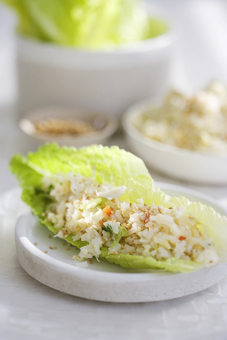 Krabben-Reis-Salat auf Salatblatt