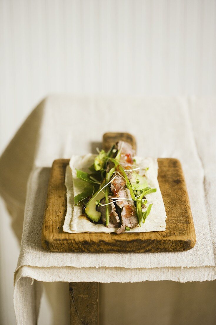 Belegtes Lavash-Brot mit Avocado und Rindfleisch