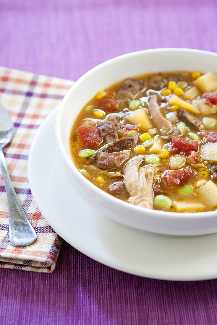 Kentucky Burgoo (Suppe mit Lamm, Hähnchen, Mais und Limabohnen, USA)