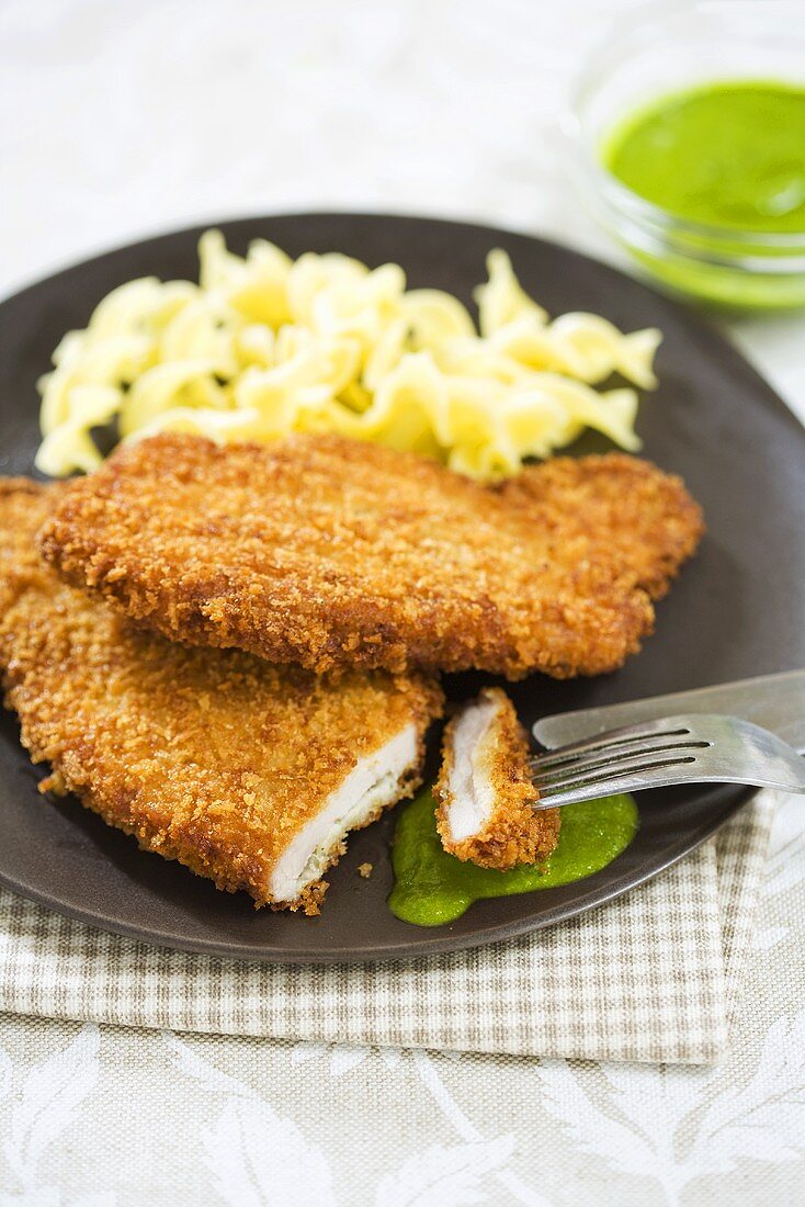 Panierte Schweineschnitzel mit Nudeln