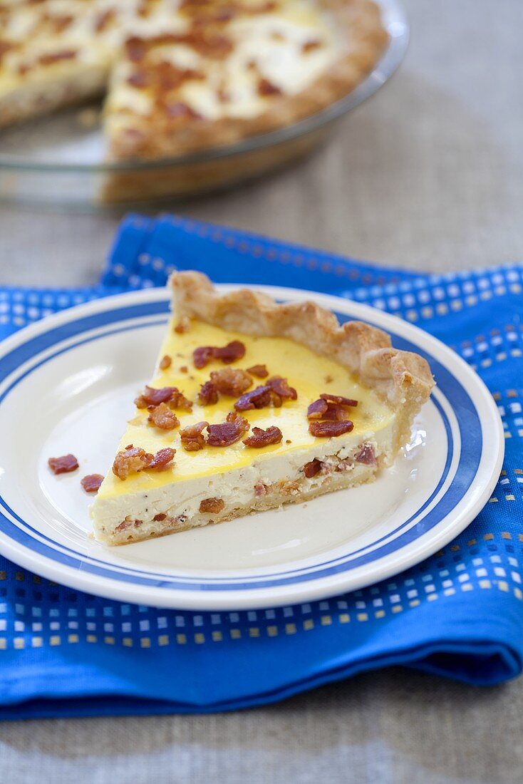 Quiche Lorraine auf Teller und in Backform