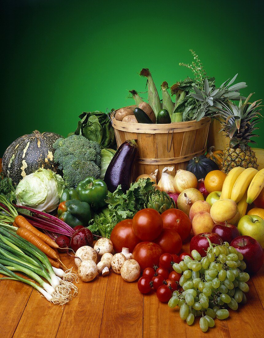 Frisches Gemüse und Obst, teilweise im Spankorb