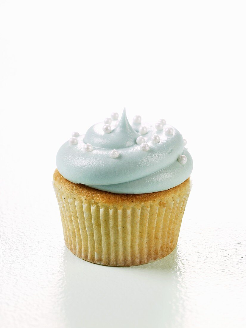 Vanillecupcake mit blauer Creme und Zuckerperlen