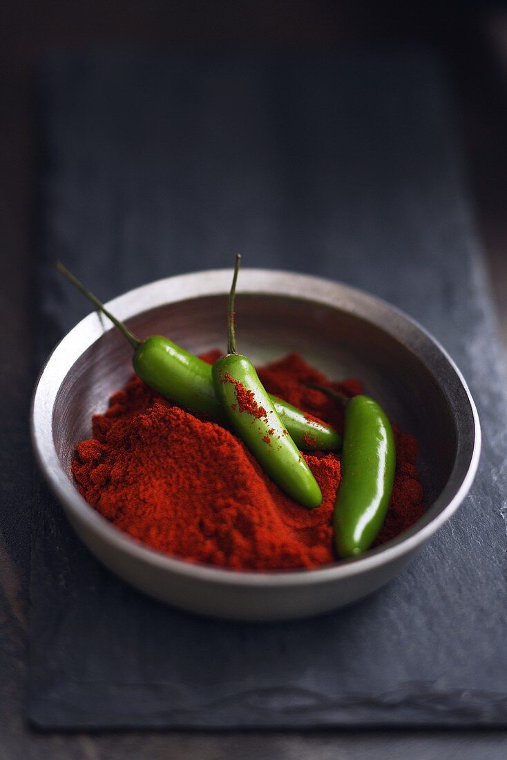 Rotes Currypulver mit Jalapeno Chilischoten