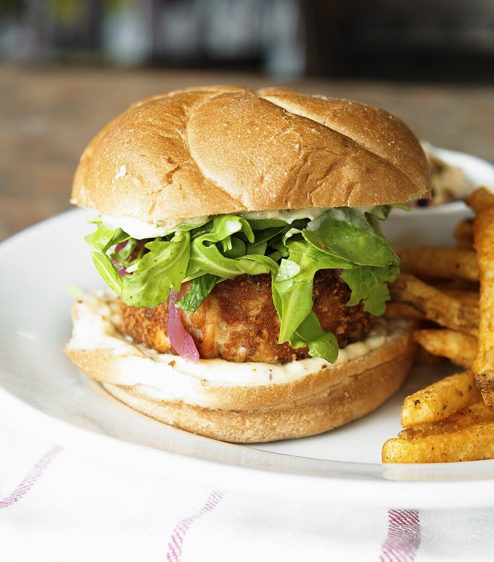 Brötchen mit Crab Cake und Pommes frites