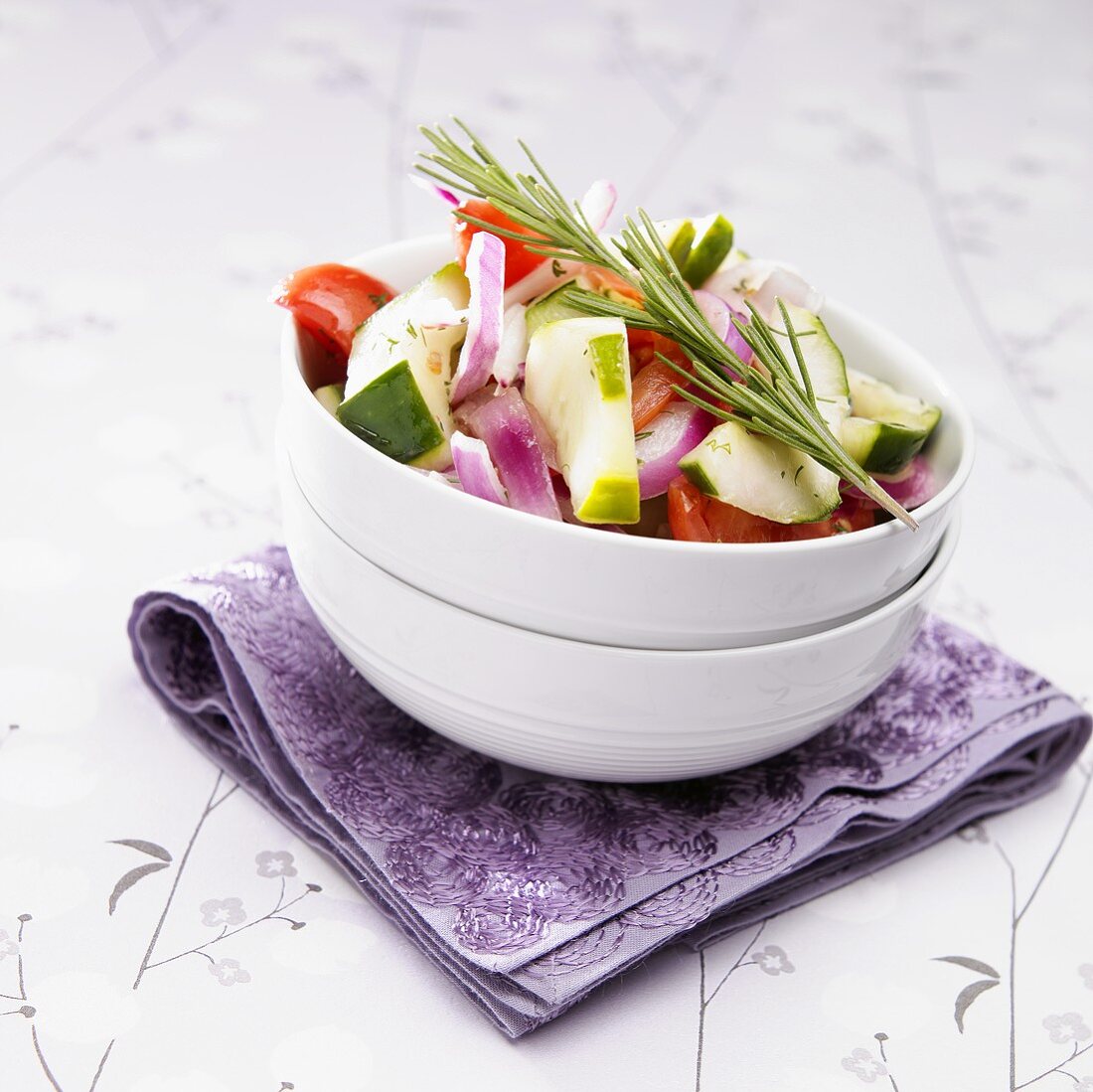 Gurken-Tomaten-Salat mit roten Zwiebeln und Rosmarin
