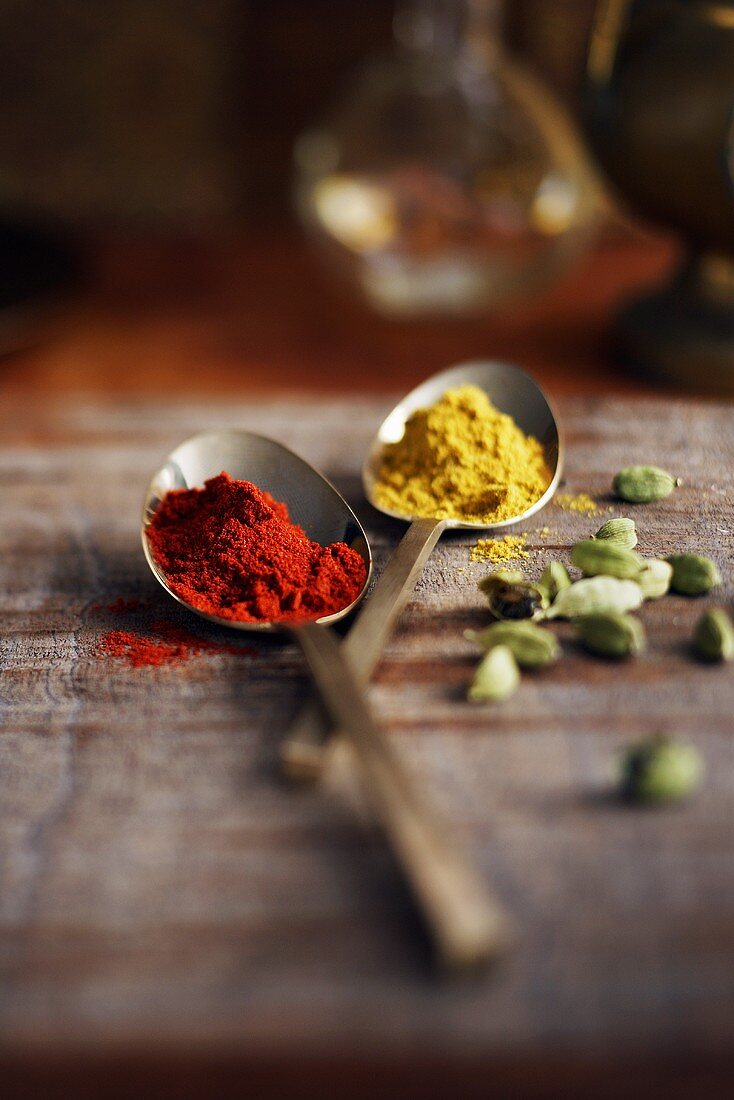 Rotes und grünes Currypulver