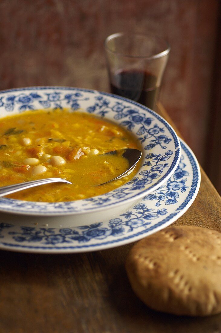 Rustikale Maissuppe mit Brot und Wein