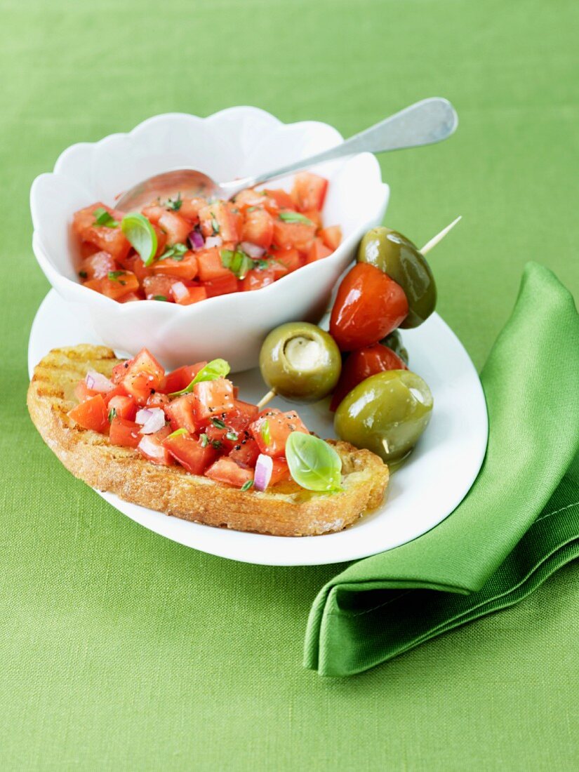 Bruschetta mit Olivenspiesschen