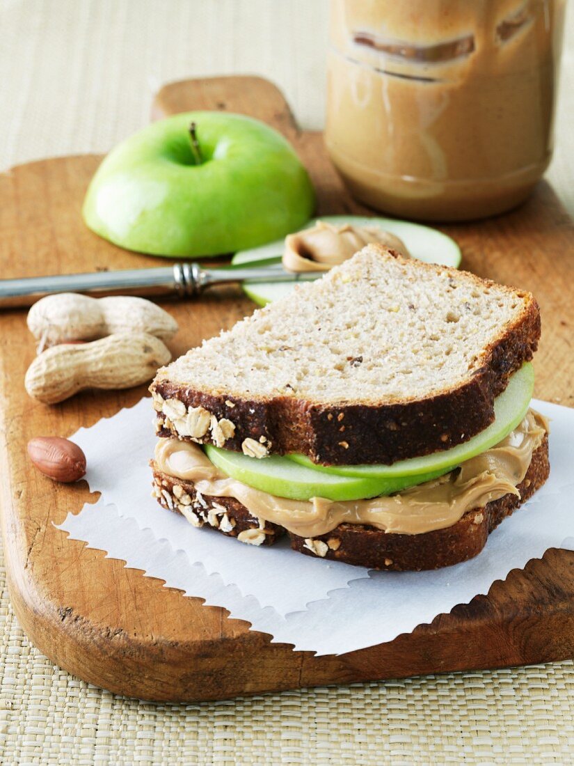 Vollkornbrot-Sandwich mit Erdnussbutter und Apfelscheiben