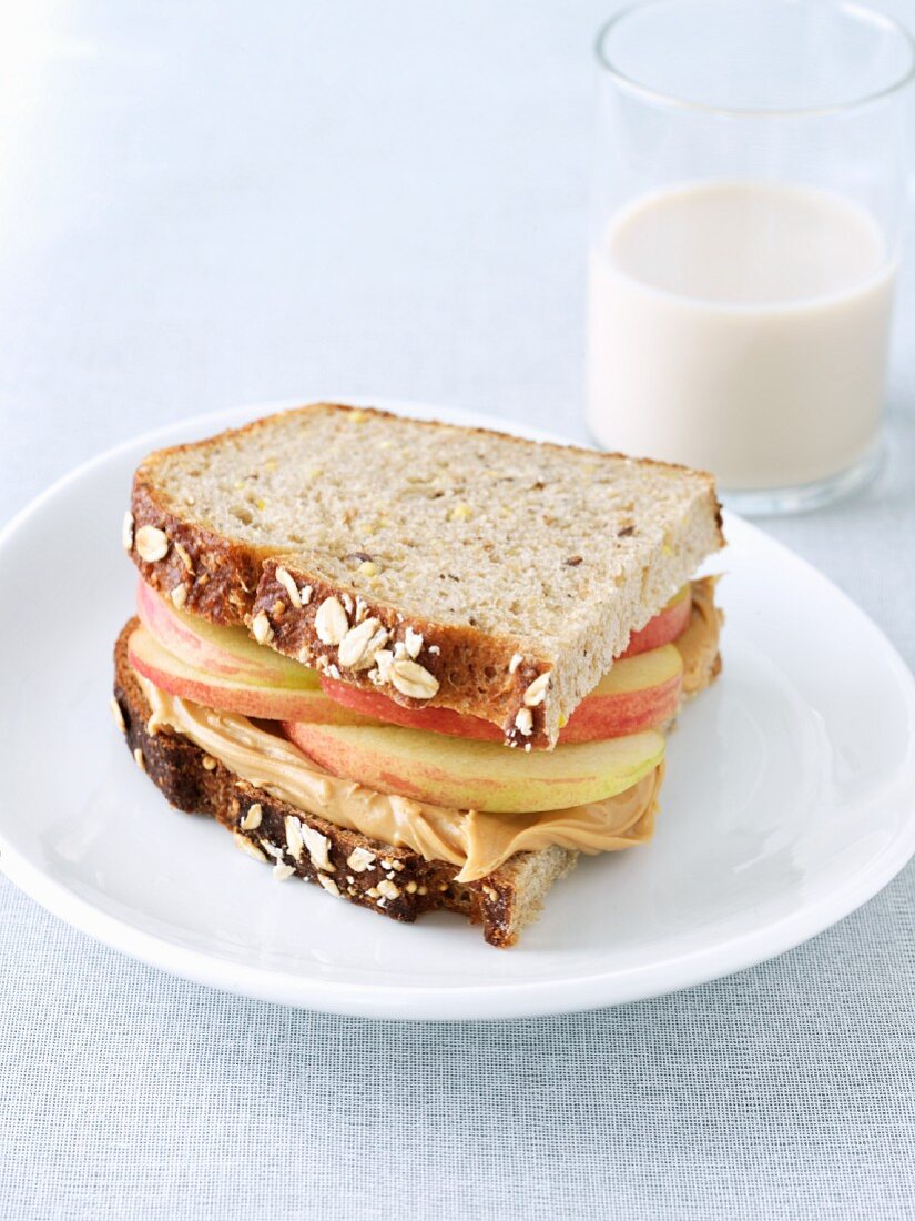 Erdnuss-Apfel-Sandwich mit Reisdrink