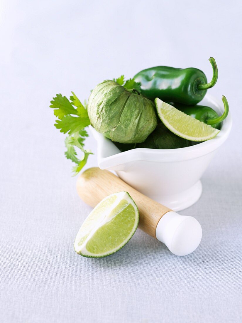 Zutaten für Salsa Verde; Tomatillo, Limette, Koriander und Jalapenos