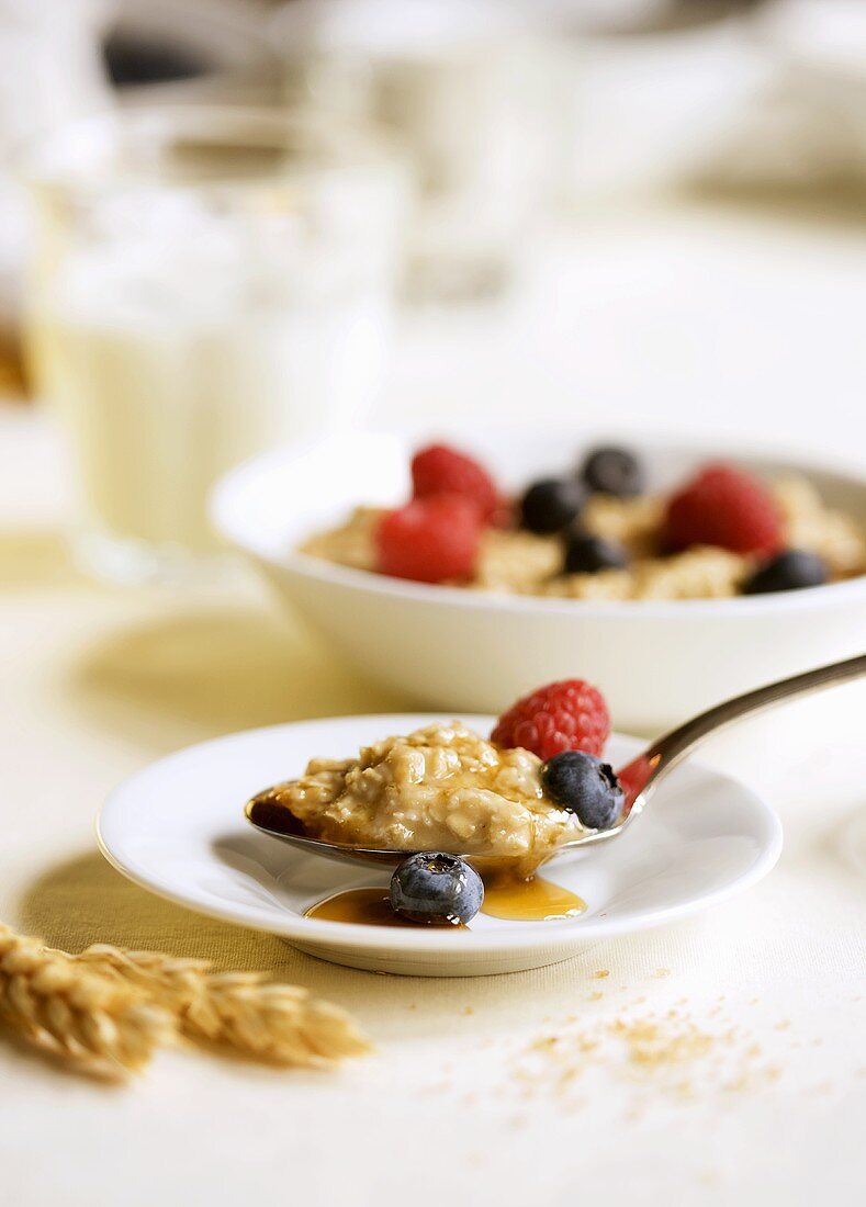 Haferbrei mit Honig und Beeren