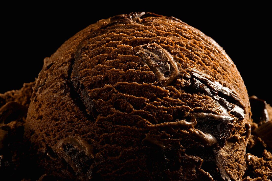 Eine Kugel Schokoladeneis mit Schokostückchen (Close Up)
