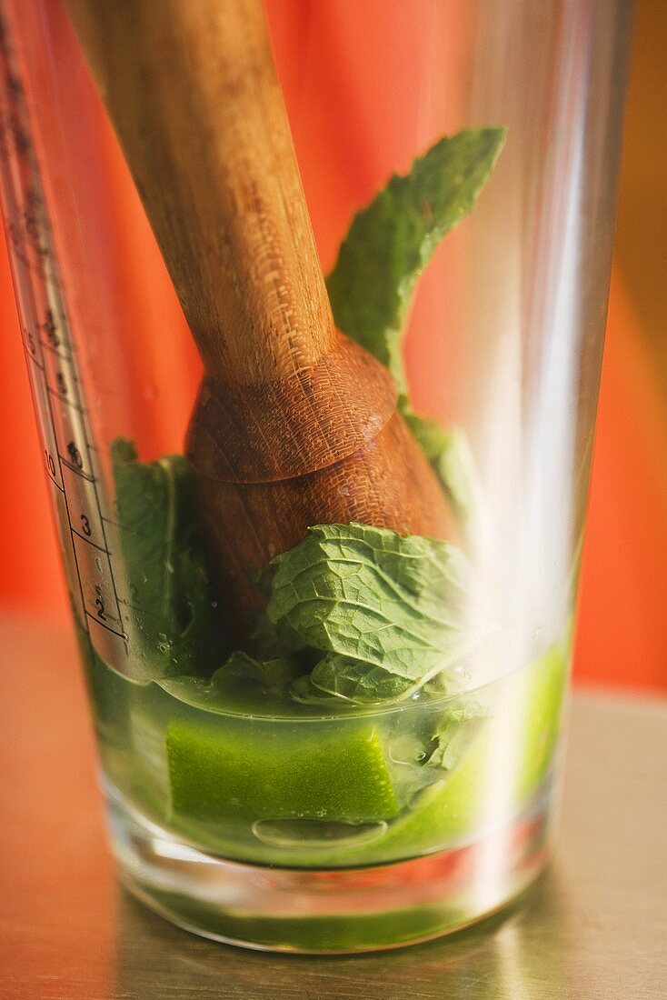 Mudding Mint and Lime for Cocktail