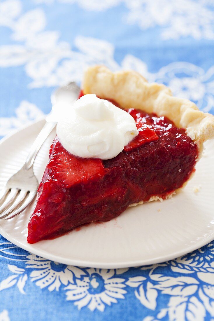 Stück Strawberry Pie (Erdbeerkuchen, USA) mit Sahne