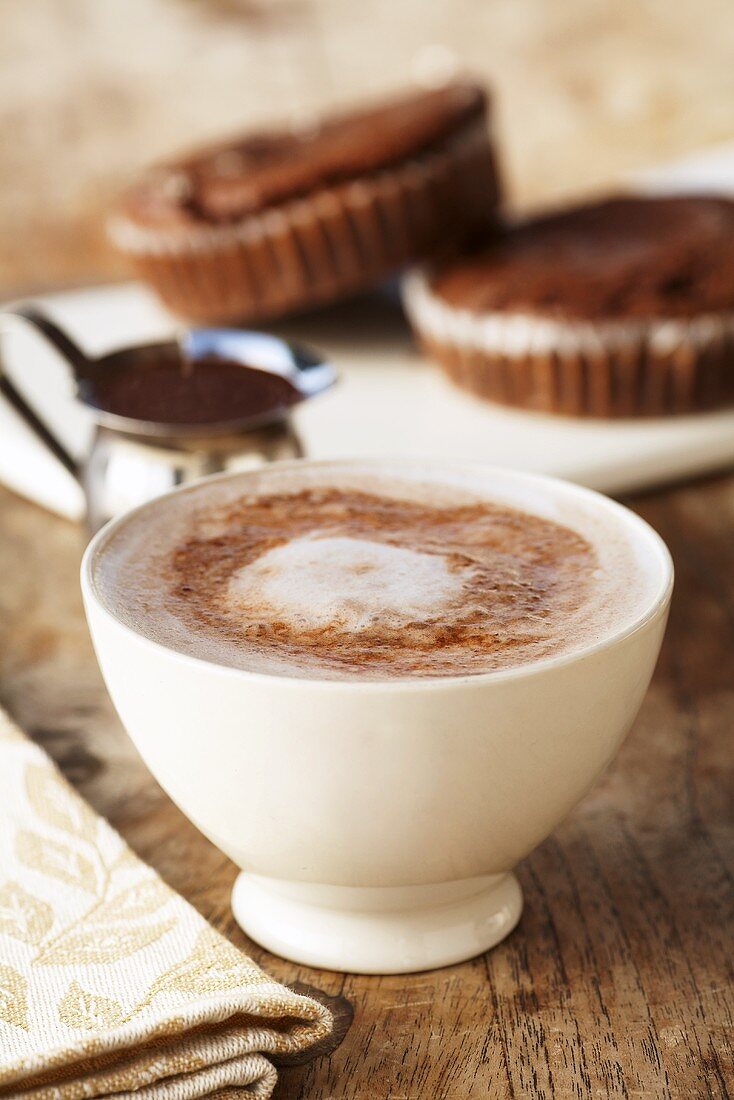 Tasse Kakao und Brownies