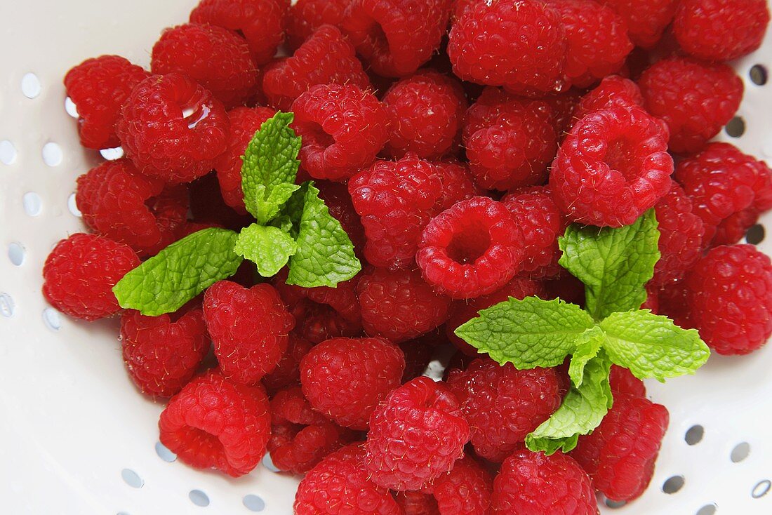 Himbeeren im Sieb