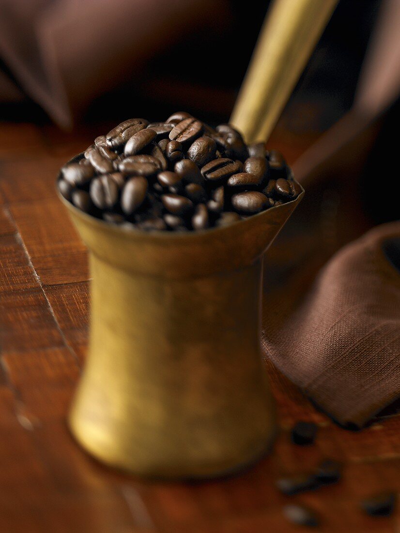 Kaffeebohnen in Mokkakännchen aus Kupfer