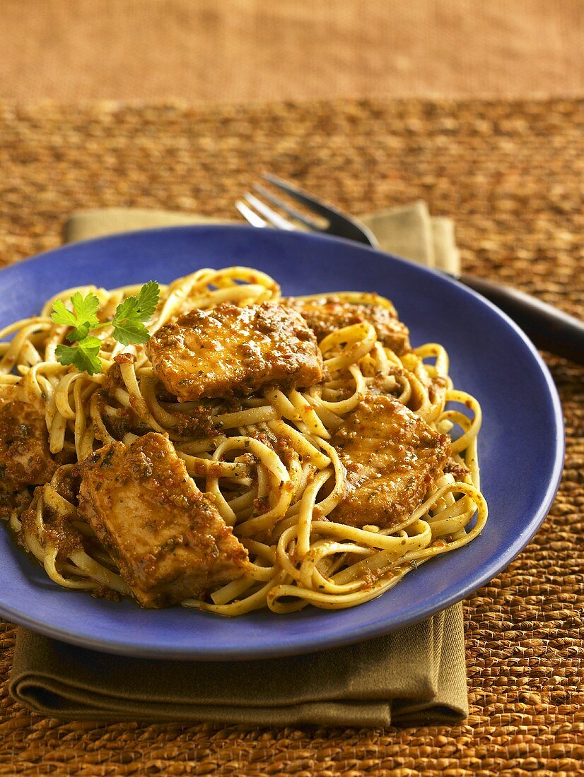 Linguine mit Lachs und Tomatensauce