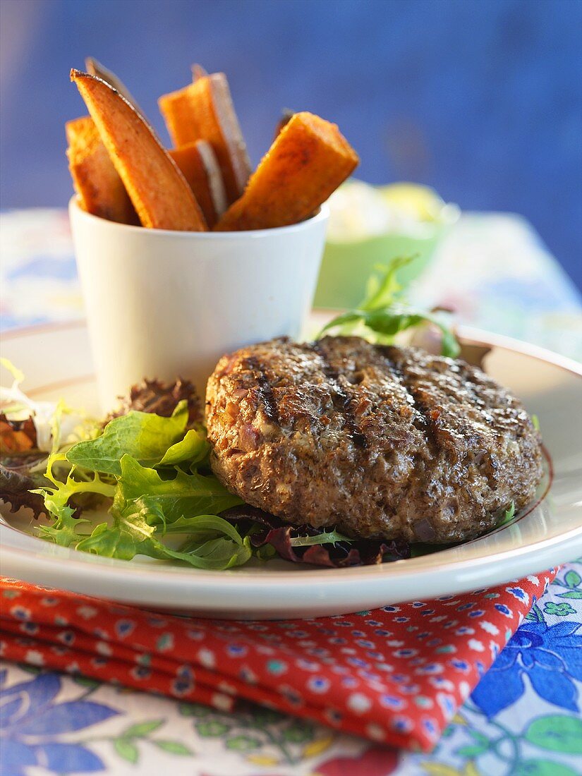 Gegrillte Frikadelle mit Blattsalat und Süsskartoffelpommes