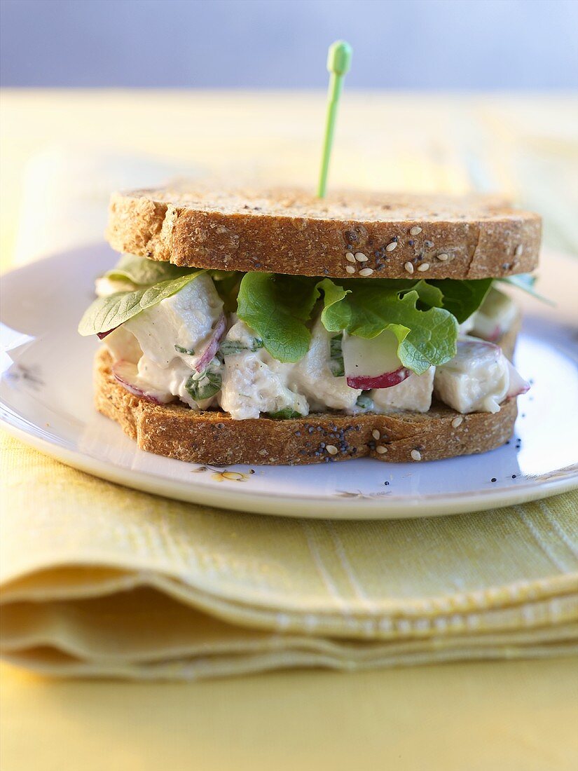 Vollkornbrot-Sandwich mit Hähnchensalat