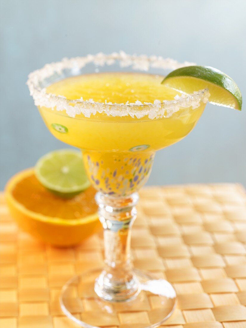 Orangen-Limetten-Margarita im Glas mit Salzrand