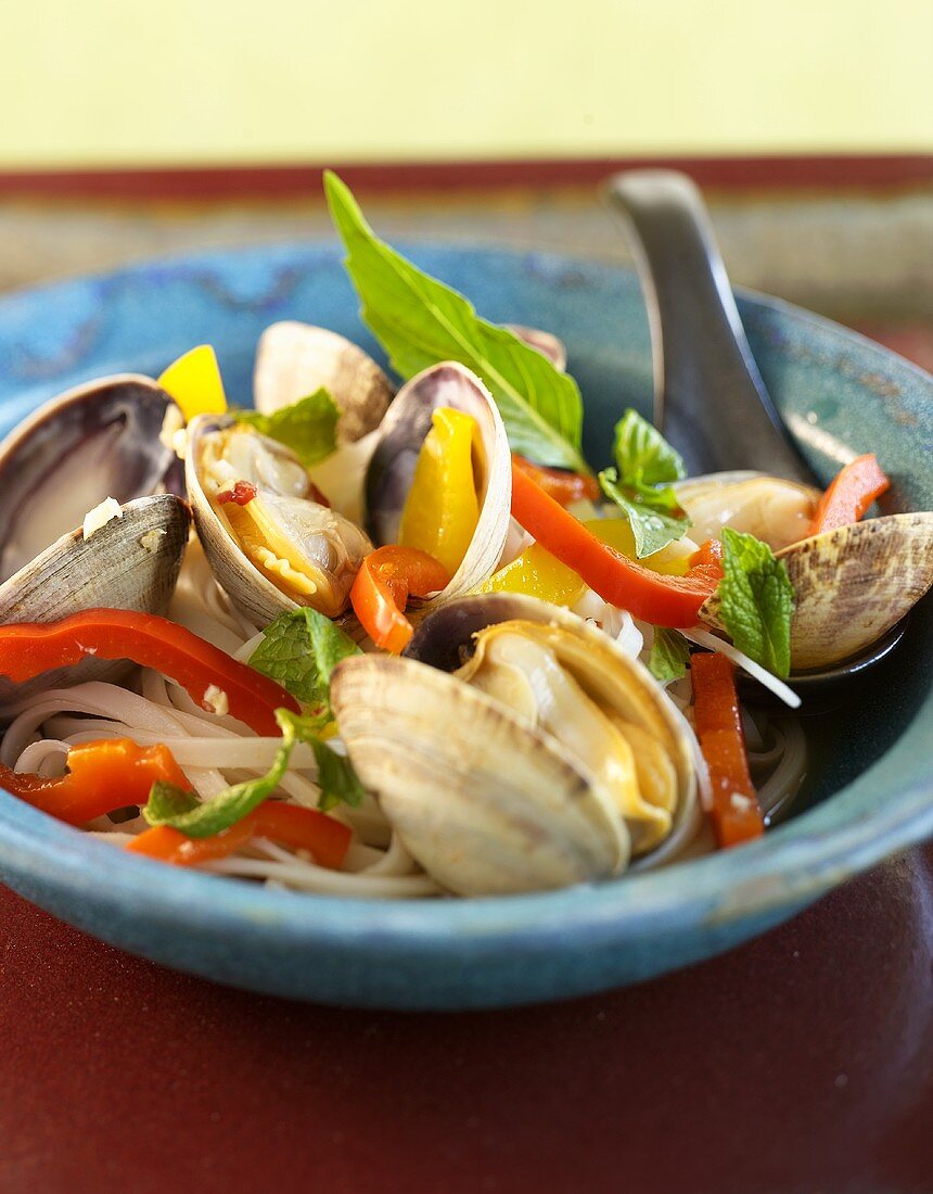 Clams with Bell Peppers and Rice Noodles