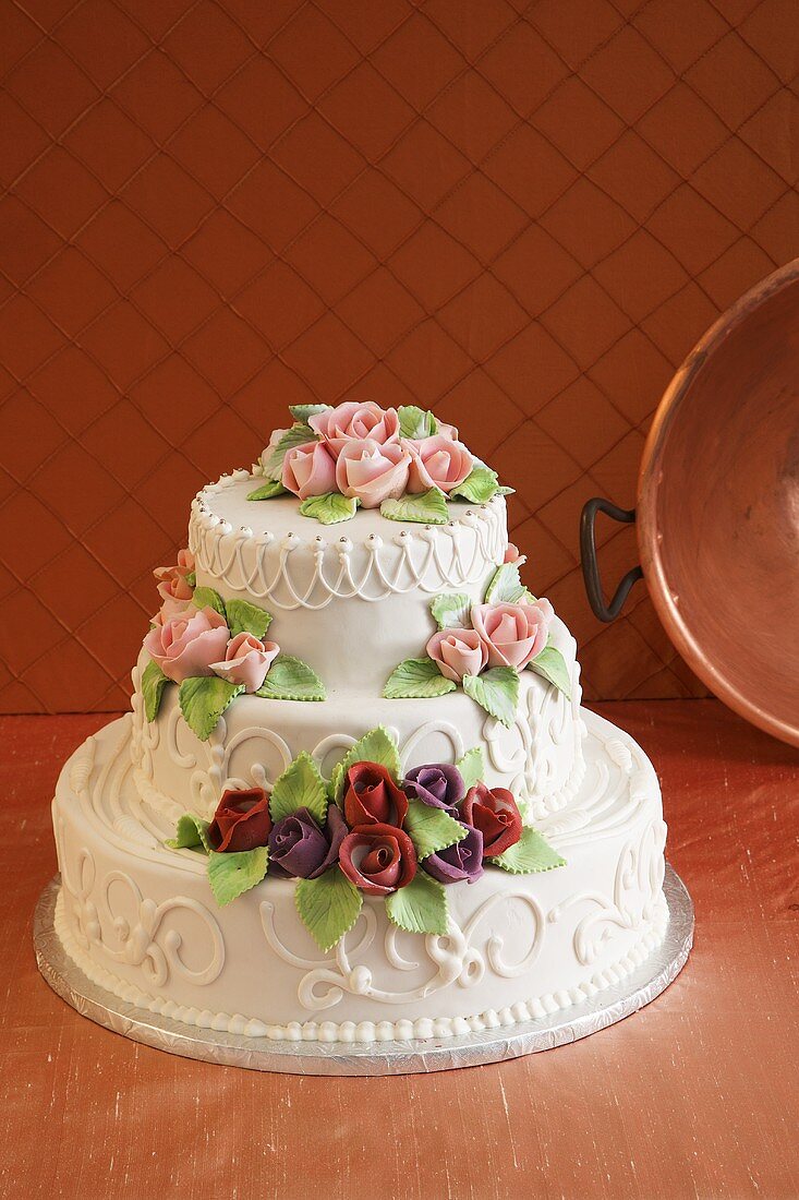 Dreistöckige Hochzeitstorte mit bunten Blüten