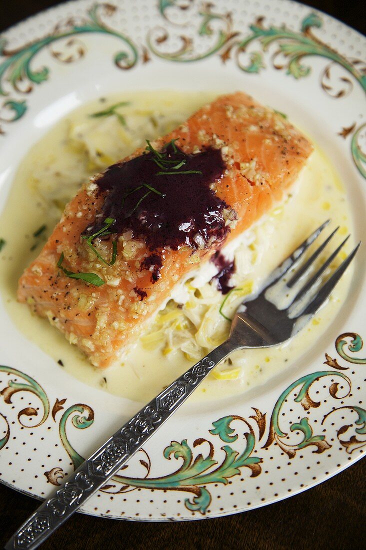 Lachs mit Rotweinbutter auf Sahne-Lauch