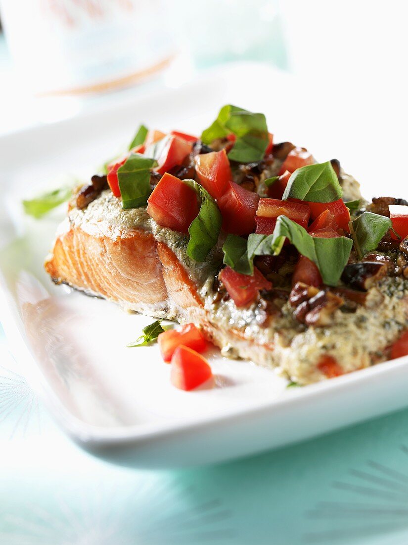 Lachsfilet mit Tomaten-Basilikum-Pesto