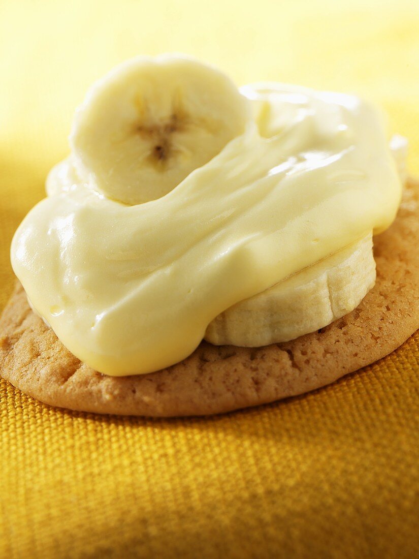 Sugar Cookie Topped with Banana Pudding and Banana Slices