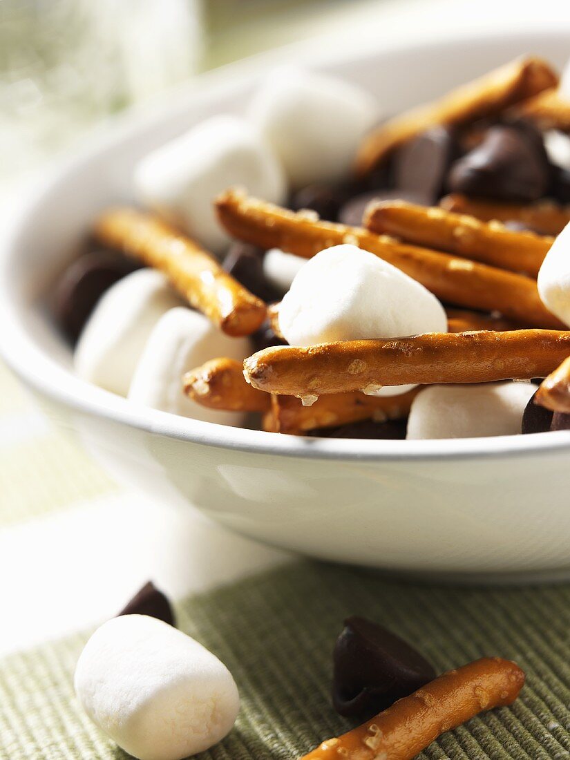 Snack-Mix aus Marshmallows, Salzstangen und Chocolatechips
