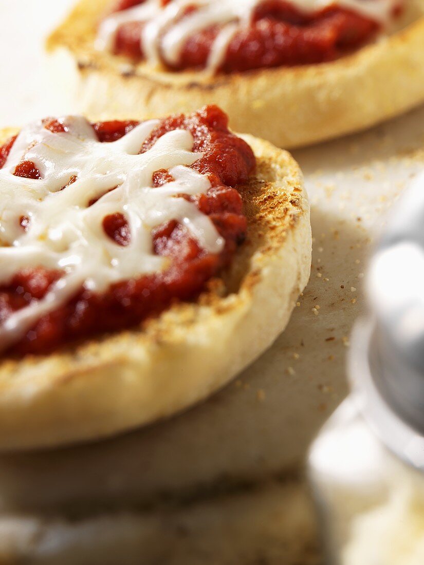 English Muffin Pizza mit Tomaten und Käse