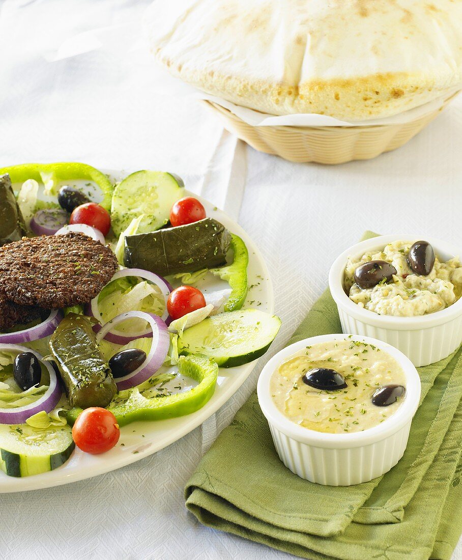 Mediterraner Vorspeisenteller mit Hummus und Auberginenpaste